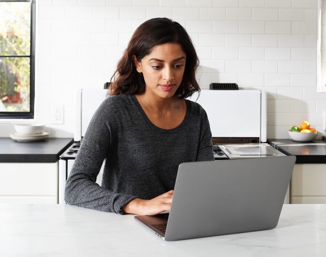 Mujer usando una laptop