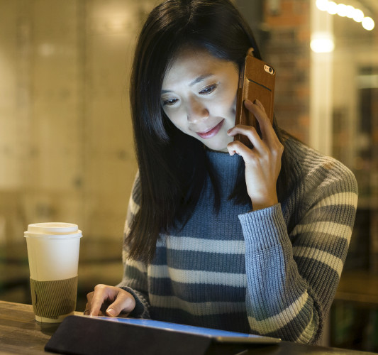 Mujer al teléfono celular